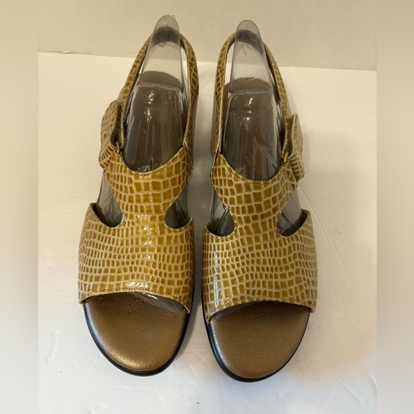 SAS Suntimer tan crocodile print open toe sandals size 8.5 N - Picture 1 of 11